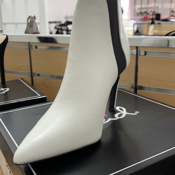 Qupid Shoes - Boot Clearance‼️ Winter White Booties